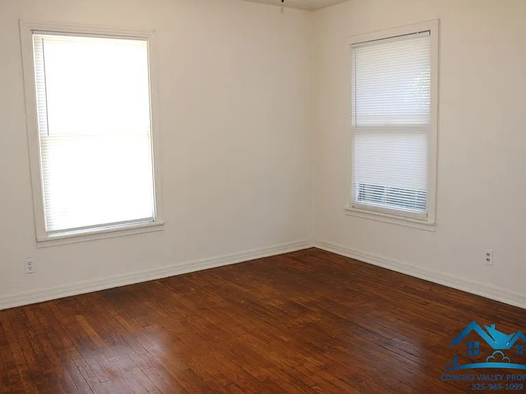 2401 W Harris Ave — Photo 9