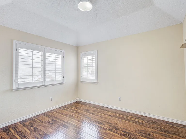 1726 Northampton Dr — Photo 23