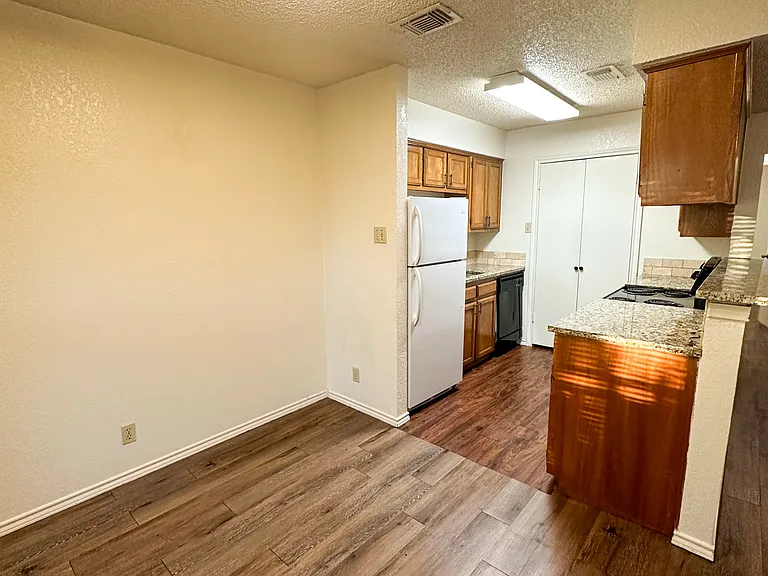 924 W Chestnut St #5 — Photo 3