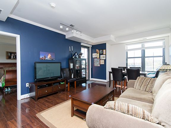 2nd image of 1111 Oronoco St Unit 433