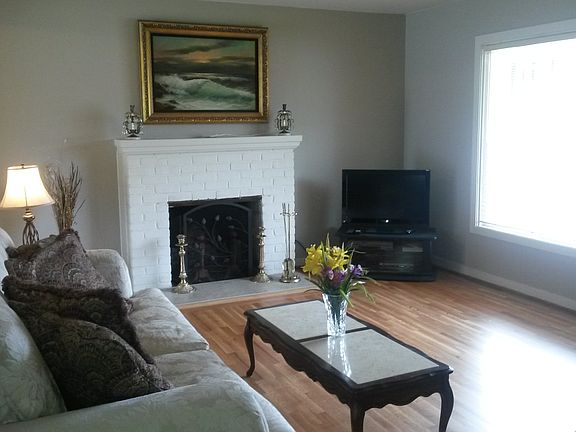 4th image of 1720 Grace Ave