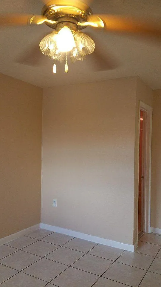W 43rd Pl, Hialeah — Photo 3