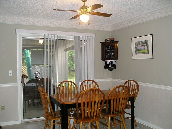 Eat in Kitchen/ Dining Area