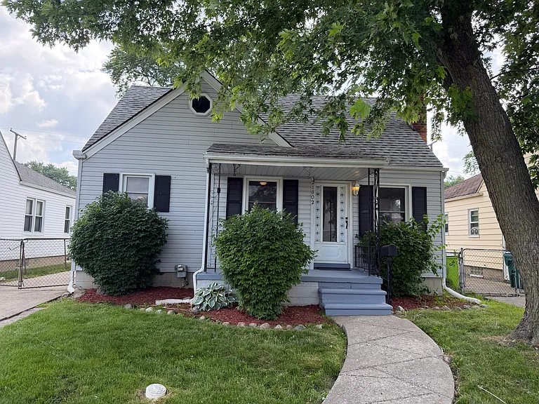 21802 Cushing Ave — Photo 1