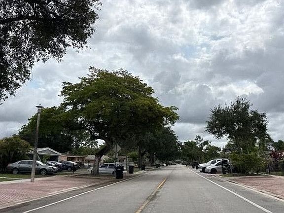 4th image of 885 NW 131st St