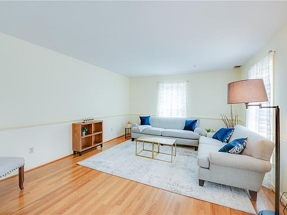 3rd image of 135 Tuckahoe Dr