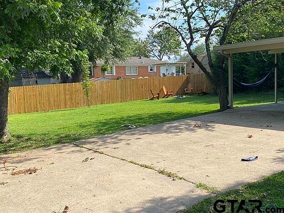 4th image of 1303 Richardson Dr