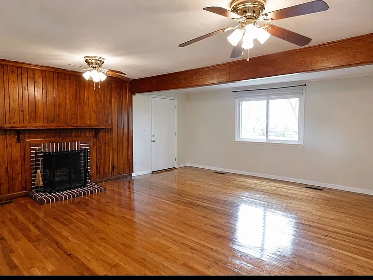 2704 Redbud St — Photo 3