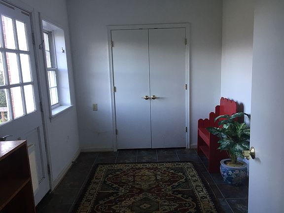 Entrance with doggie door