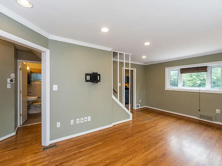 6814 Duke Dr — Photo 10
