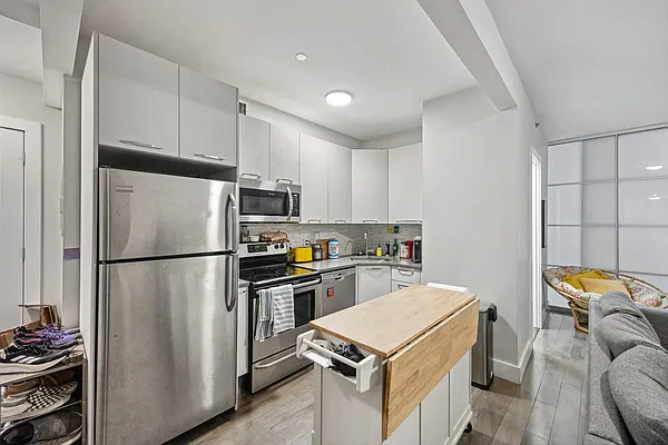 Rented by Safdie Realty Group | media 19