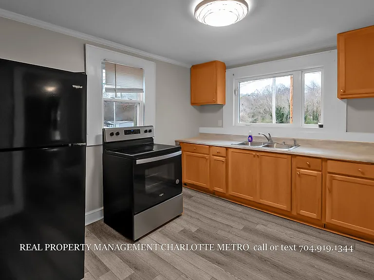307 Leonard Ave — Photo 23