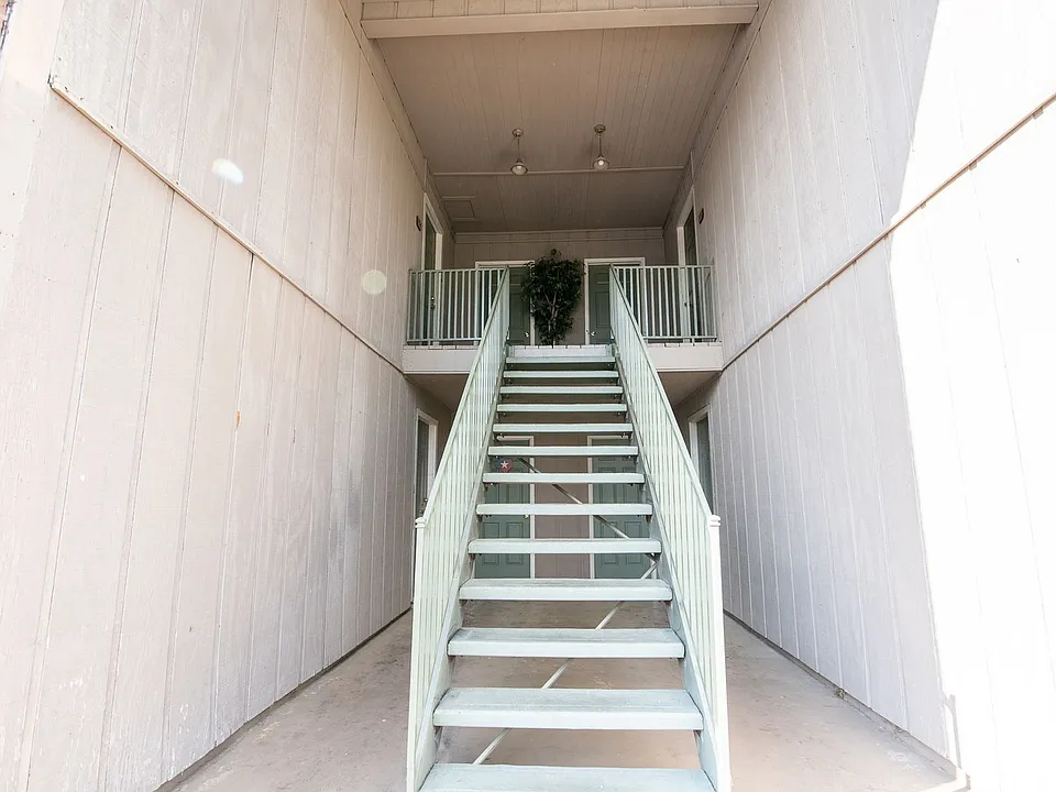 Building Photo 5