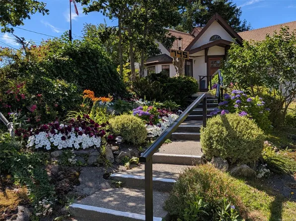 745 Middleton St, Saanich, BC V9A 2E1