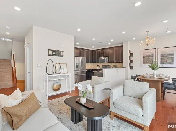 11 Veterans Dr, Wood Ridge, NJ 07075