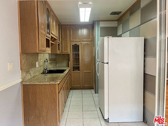 3rd image of 1122 N Formosa Ave APT 2