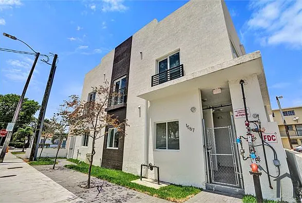 1567 NW 1st St #8