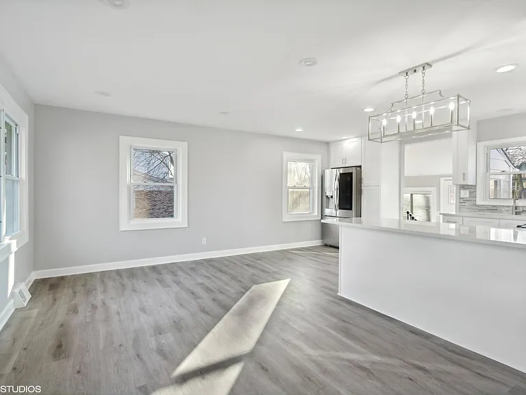 810 S Jackson St — Photo 2