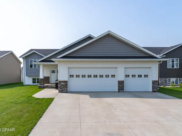 3297 43rd Ave S, Grand Forks, ND 58201