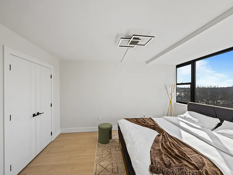 Cosmo 440 Luxury Apartments — Photo 22
