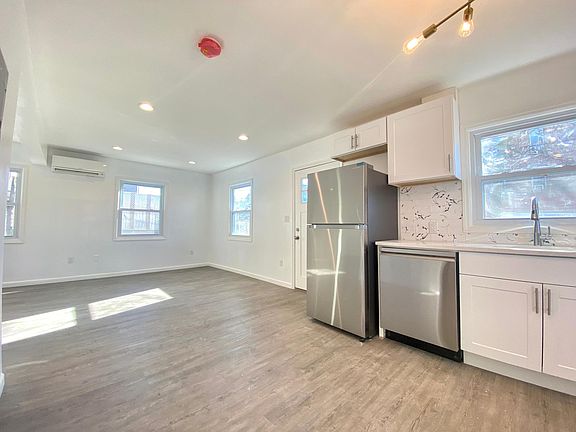 5th image of 553 Tompkins Ave