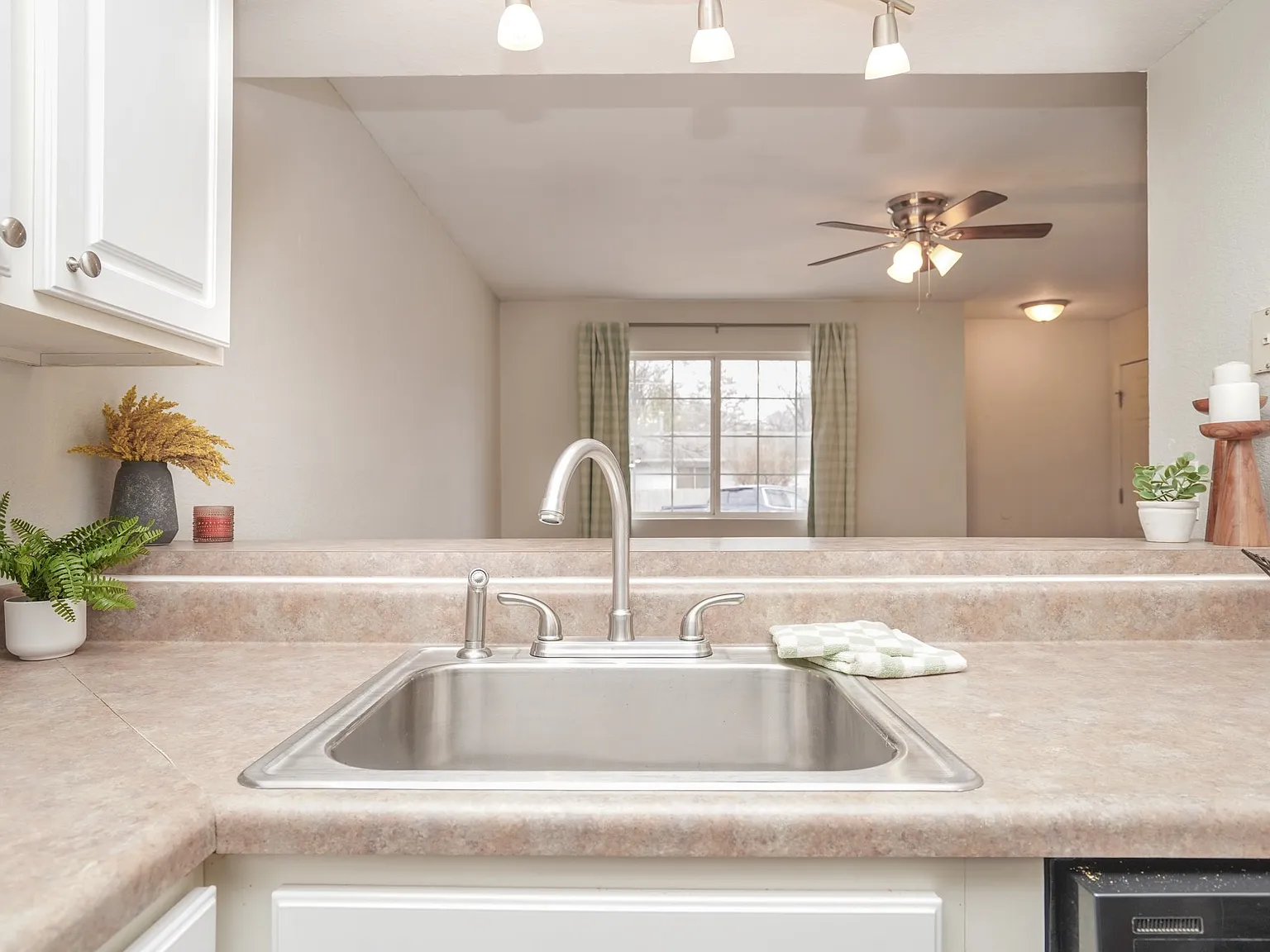 2 bed, 700 sqft, $950 — Photo 3