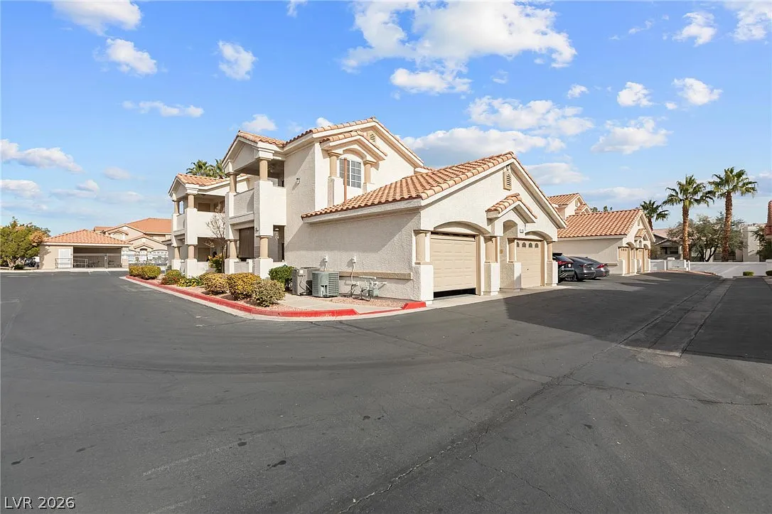 2 bed, 2.0 bath, 1361 sqft, $1,799 — Photo 3