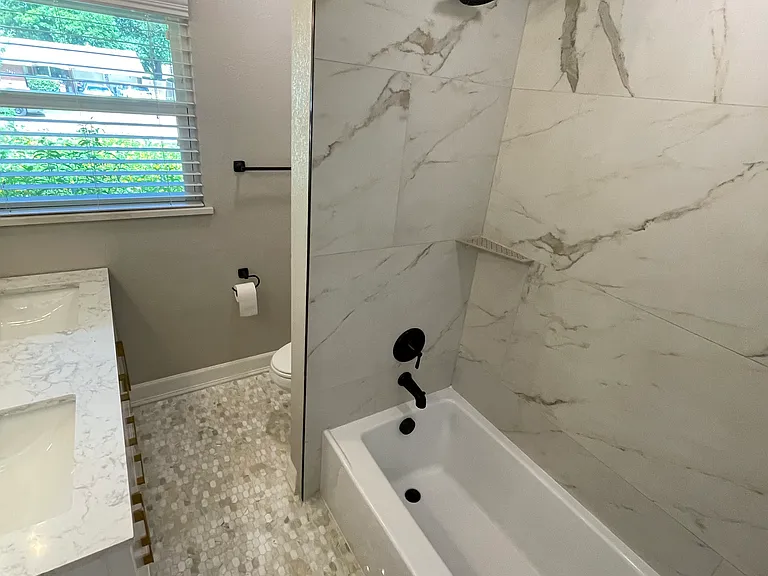 Deep soaking tub.