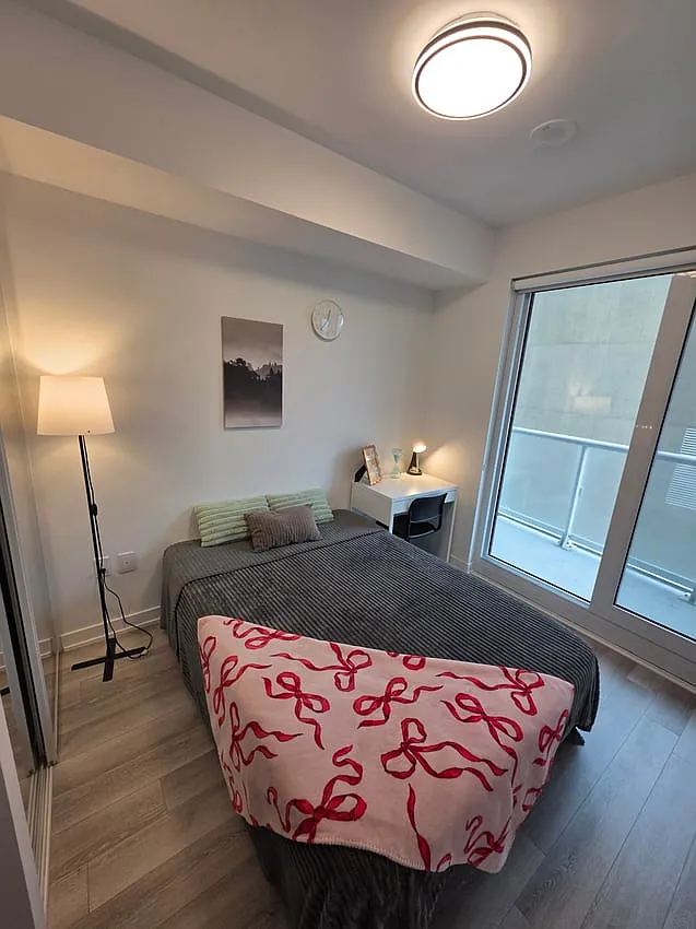 Deluxe Room with Balcony - Dundas St West & Simcoe St — Photo 2