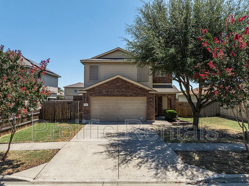 4 bed, 2.5 bath, 2067 sqft, $1,950 — Photo 2