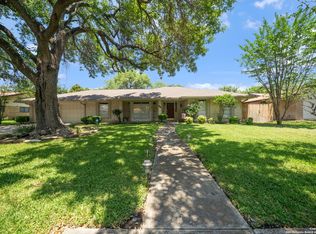 425 Crestwind Dr, Windcrest, TX 78239