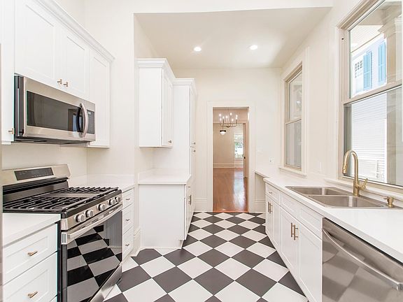 4th image of 620 Audubon St #620