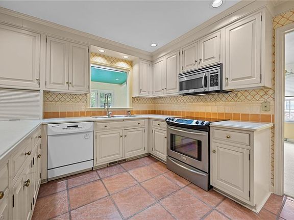 5th image of 1122 Kensington Dr