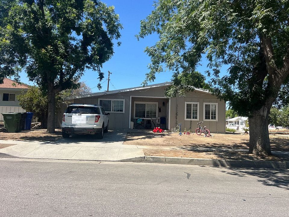 1st image of 210 E Calvin St