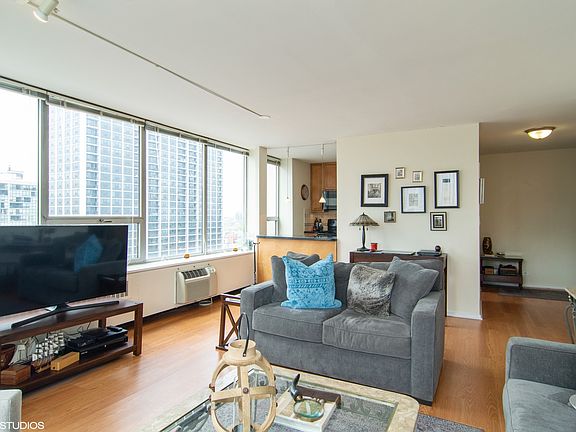 3rd image of 70 W Burton Pl APT 1607F