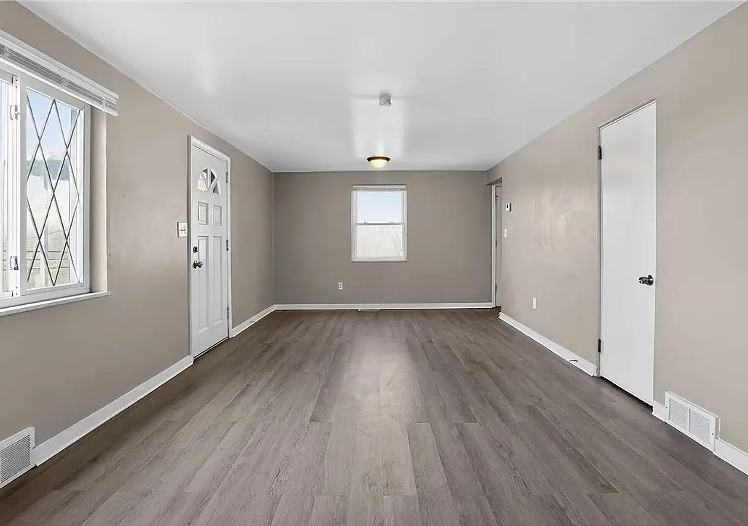 3Bd/1 Bath Home -- Available 9/1/26 — Photo 2