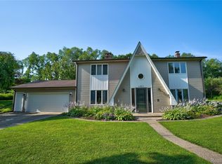 1801 Cobblestone Ln, Oxford, MI 48371