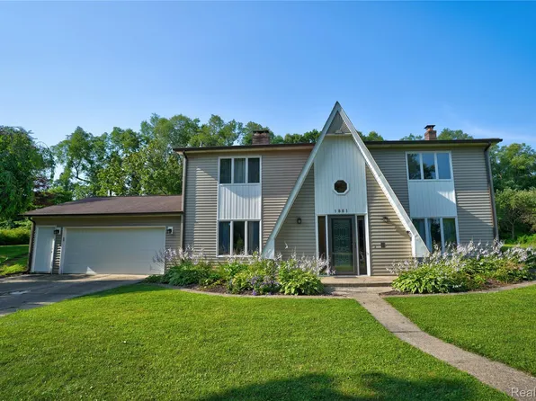 1801 Cobblestone Ln, Oxford, MI 48371