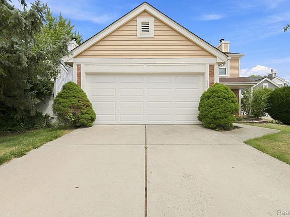 3rd image of 456 Farmridge Ct