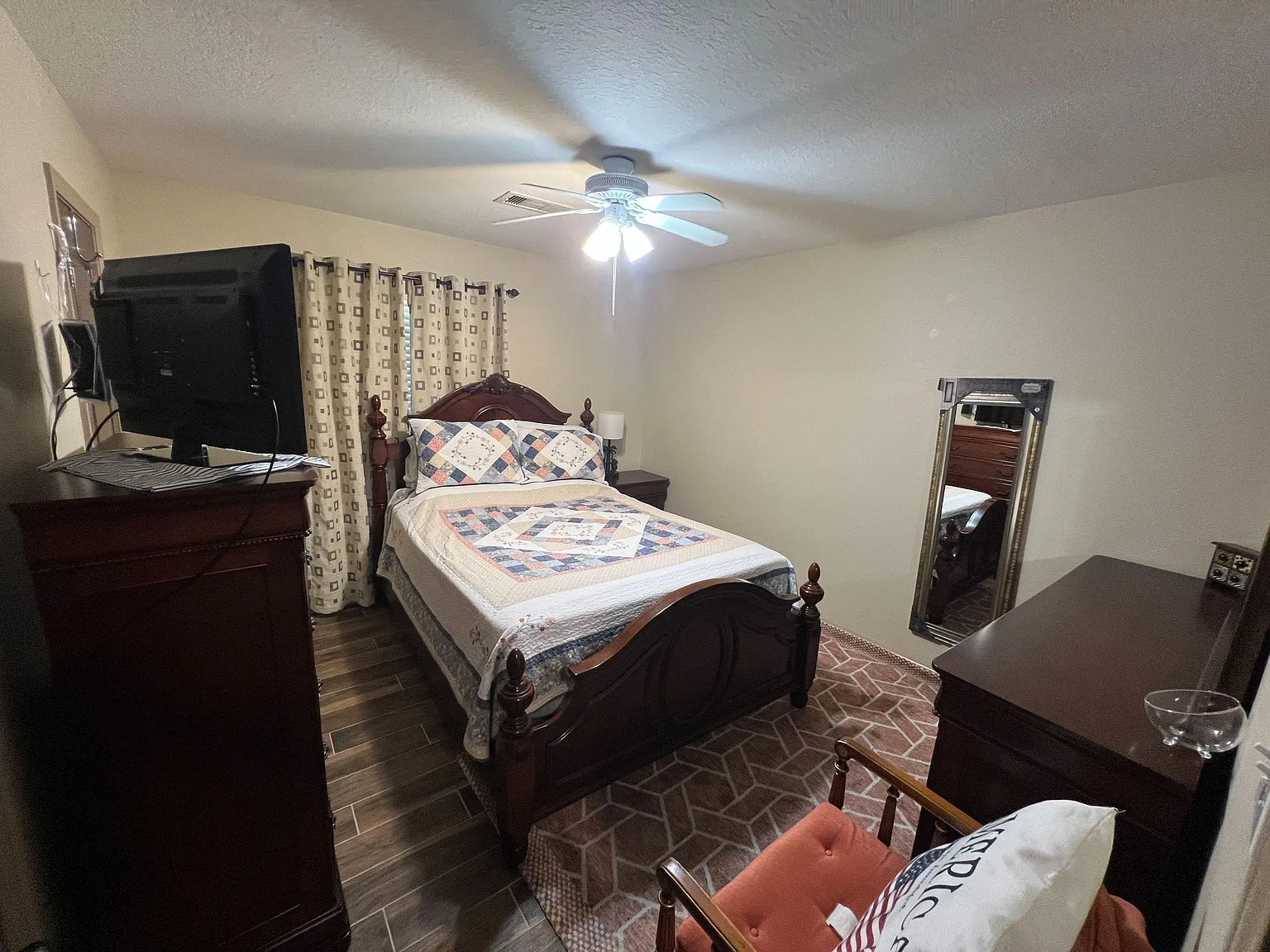 4 bed, 2.0 bath, 1550 sqft, $1,139 — Photo 1