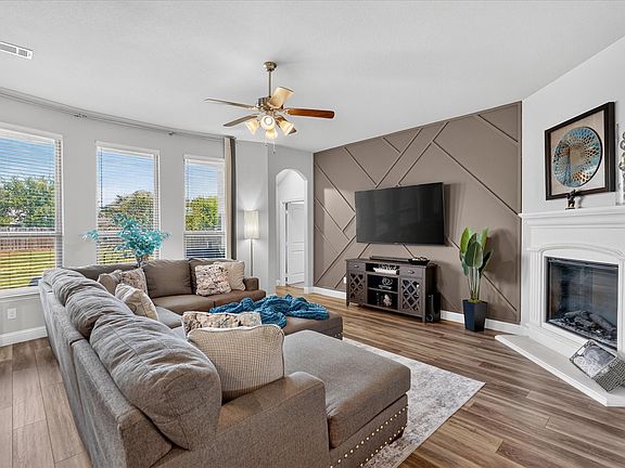 5th image of 524 Longhorn Ln