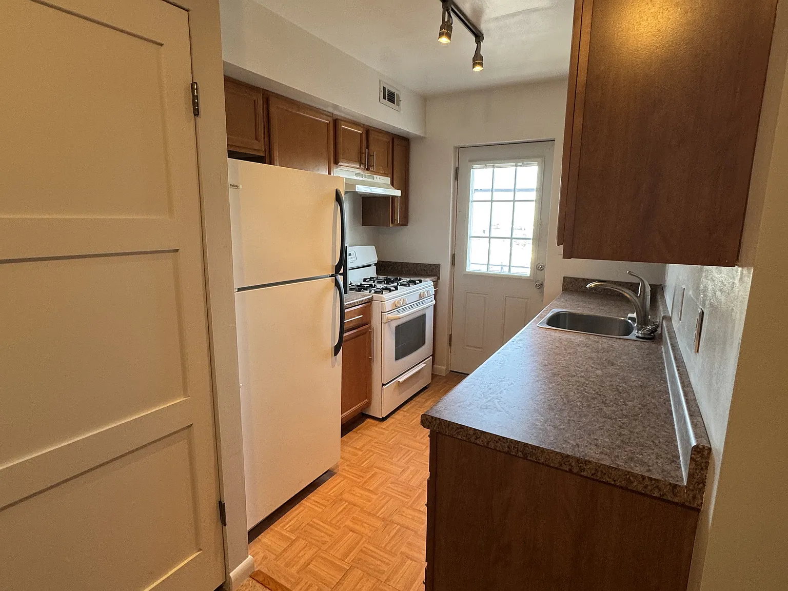 2 bed, 610 sqft, $1,450 — Photo 4