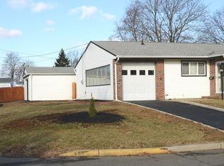 27 Cypress Dr, Parlin, NJ 08859