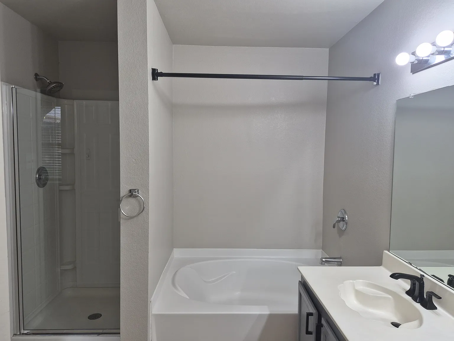 4 bed, 2038 sqft, $2,400 — Photo 4