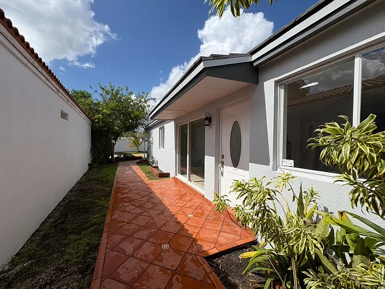17221 SW 142nd Ct — Photo 4
