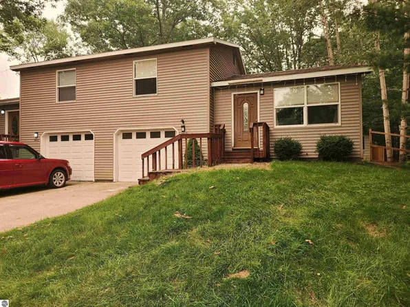 4416 Eagle Crest Dr, Williamsburg, MI 49690