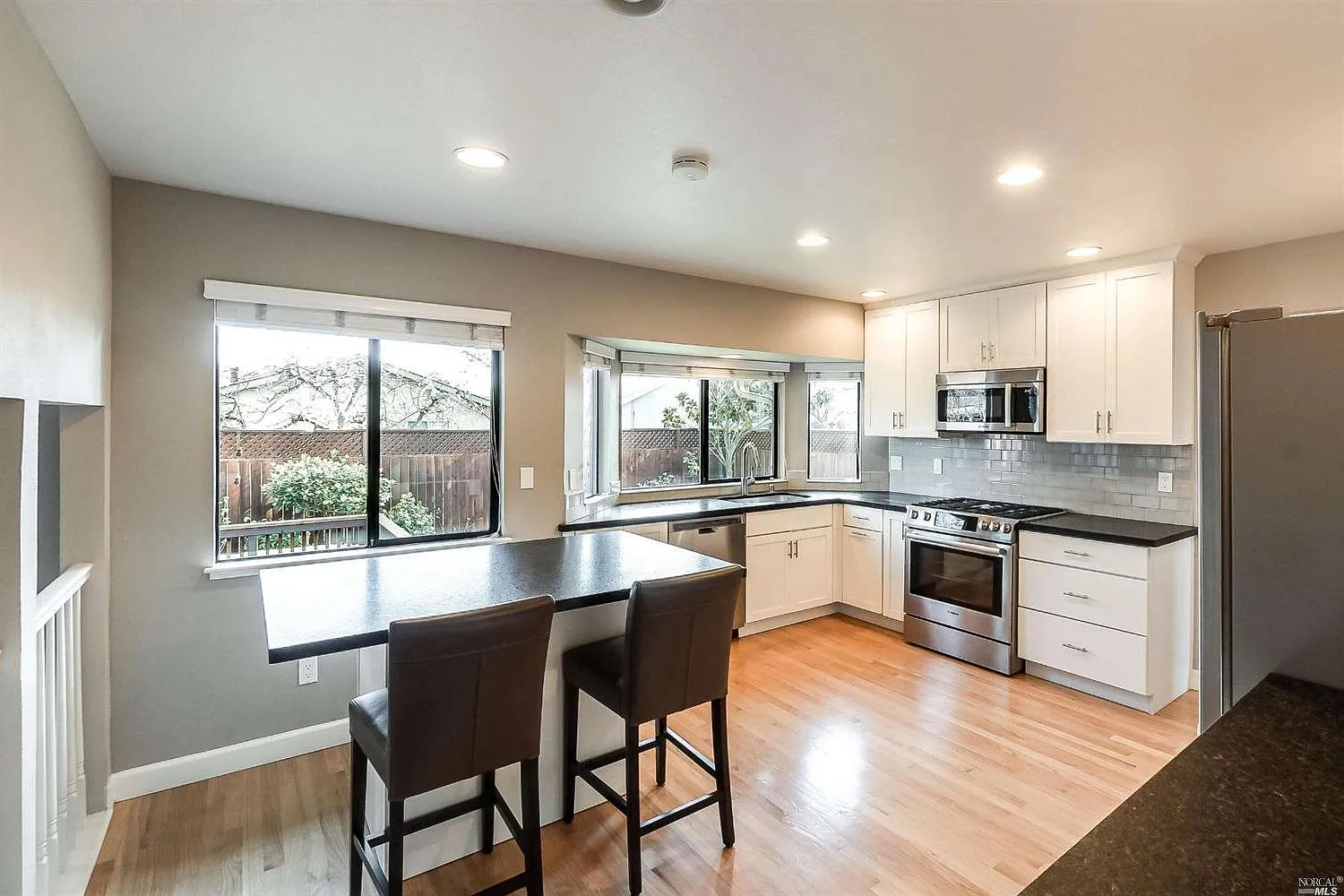 4 bed, 2.5 bath, 2016 sqft, $4,500 — Photo 2