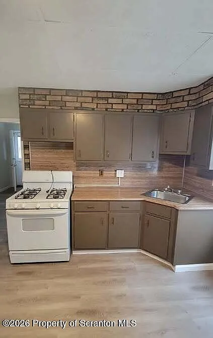 3 bed, 1.5 bath, 1400 sqft, $1,600 — Photo 2