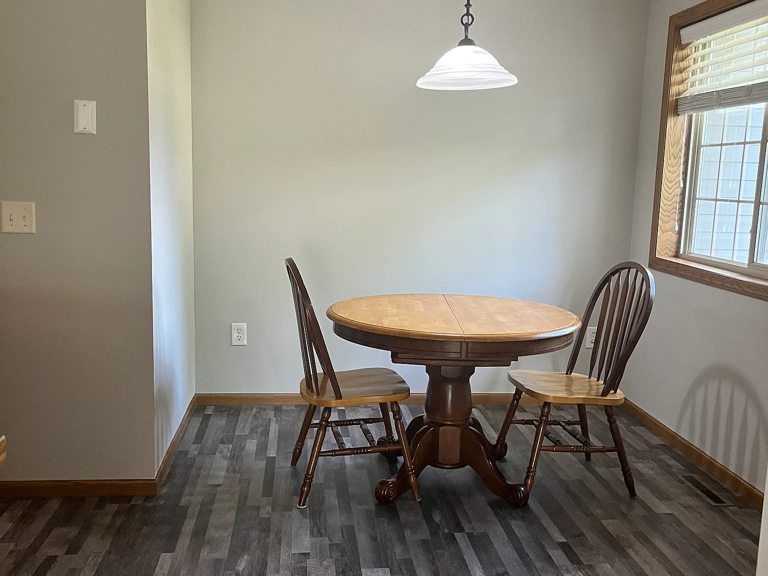 3 bed, 2200 sqft, $2,200 — Photo 2