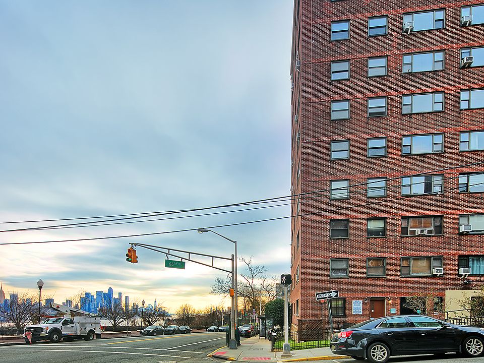 2nd image of 6515 Boulevard 9gg W